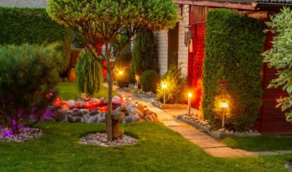 What are the Benefits of Solar Landscape Lights?